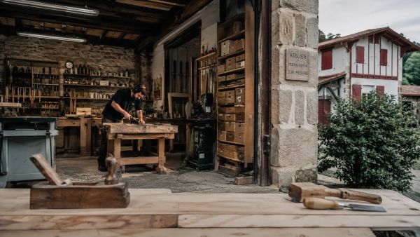 Optimiser vos projets d'agencement avec un menuisier sur mesure au Pays Basque